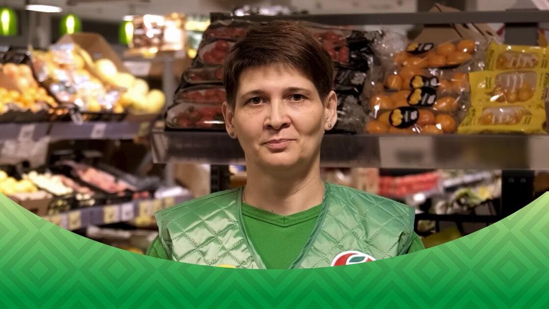 женщина со слуховым аппаратом